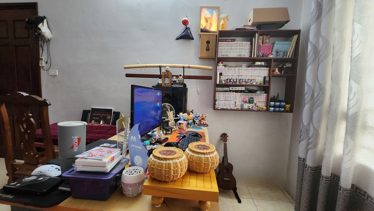 Joyful_Daniel's tweet photo. @nanashimumei_en @gawrgura It's been heartbroken and heartwarming at the same time when I realized I joined the work force at the same time Gura debuted and  graduated from that same company when Gura graduating too, anyway here is my yippe room rn hope you find funny thing in it ^^
#MoombaGoombaRoomba https://t.co/H5nvMbNoGy