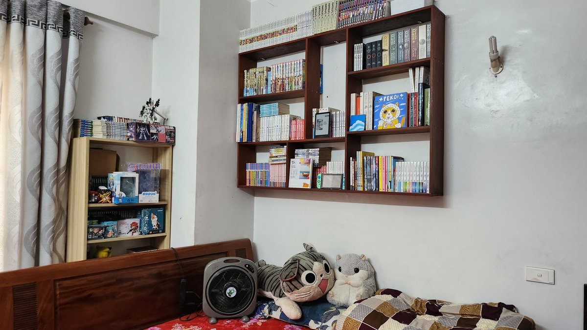 Joyful_Daniel's tweet photo. @nanashimumei_en @gawrgura It's been heartbroken and heartwarming at the same time when I realized I joined the work force at the same time Gura debuted and  graduated from that same company when Gura graduating too, anyway here is my yippe room rn hope you find funny thing in it ^^
#MoombaGoombaRoomba https://t.co/H5nvMbNoGy