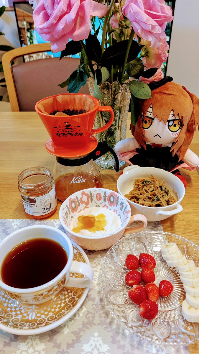 「豆乳グルトにはちみつ苺とバナナツナパスタとグァテマラコーヒーご機嫌な朝食#カフェ」|ポルリン✨☕のイラスト