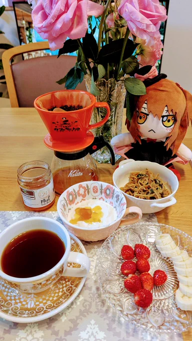 豆乳グルトにはちみつ苺とバナナツナパスタとグァテマラコーヒーご機嫌な朝食#カフェぬいちゃんとブレークタイム 