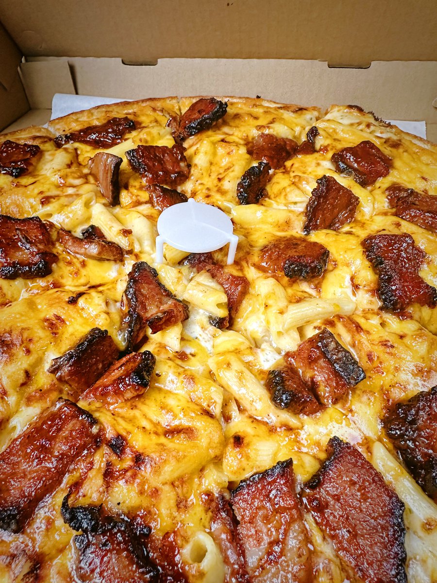 hawkblogger's tweet photo. Beechers Mac &amp; Cheese &amp; Brisket Pizza. https://t.co/l9JVD6sV6x