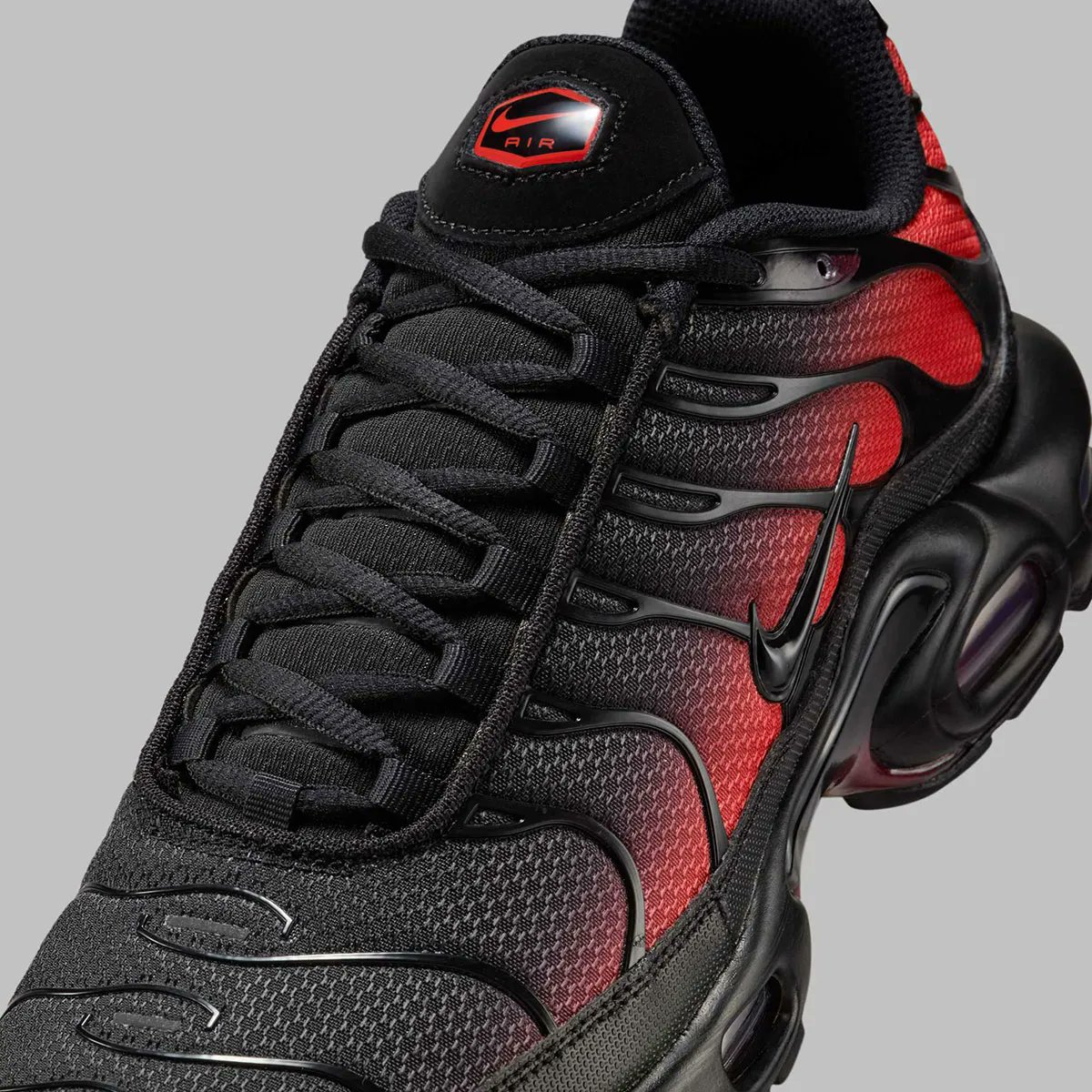 NIKE AIR MAX PLUS BLACK/WHITE-UNIVERSITY RED（ナイキ エア