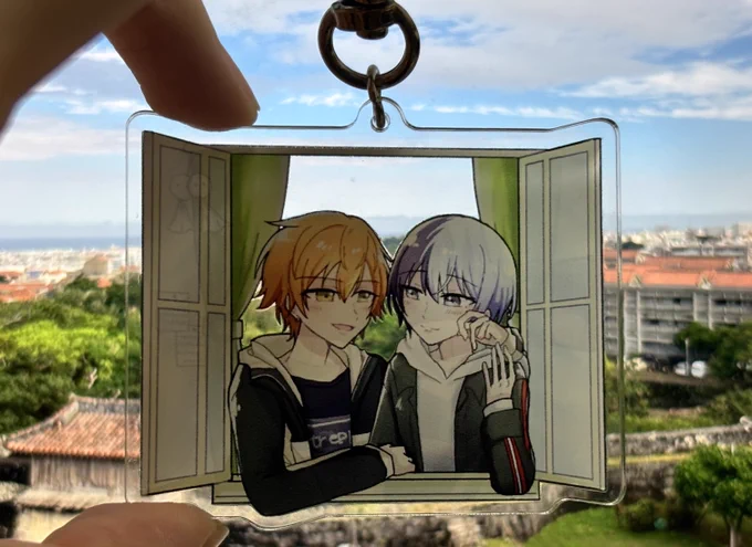 入稿していたアクキーが届いた。、 うしろを透けさせているので、こんな感じで景色を2人で楽しむごっこ(?)ができます。 表の色味がちょっと薄いです……