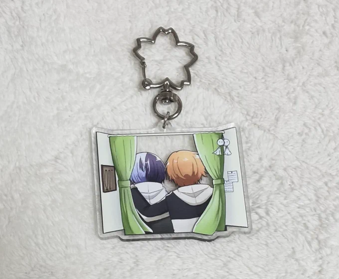 入稿していたアクキーが届いた。、 うしろを透けさせているので、こんな感じで景色を2人で楽しむごっこ(?)ができます。 表の色味がちょっと薄いです……