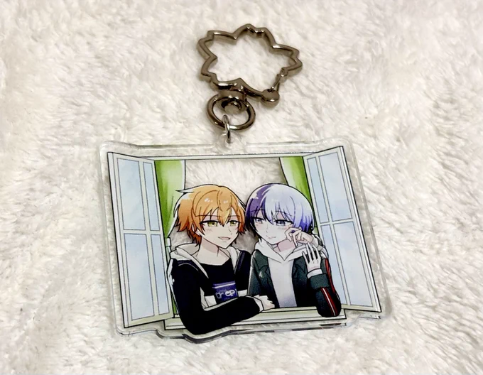 入稿していたアクキーが届いた。、 うしろを透けさせているので、こんな感じで景色を2人で楽しむごっこ(?)ができます。 表の色味がちょっと薄いです……