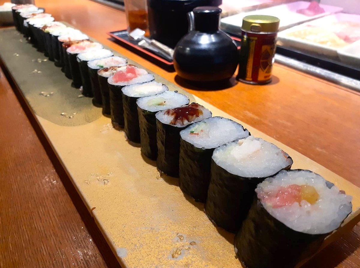 先日は元競輪選手の戸邉さんと二度目の『鮨さくら』へ。タクシー運転手さん一番うまい店に連れてってで、大人気のもつ煮が紹介されたお店です。
柏にはもつ煮の巨人『噂の太郎』があります。店の看板には「柏で2番」と書いてありますが、太郎にも負けない美味さです😋