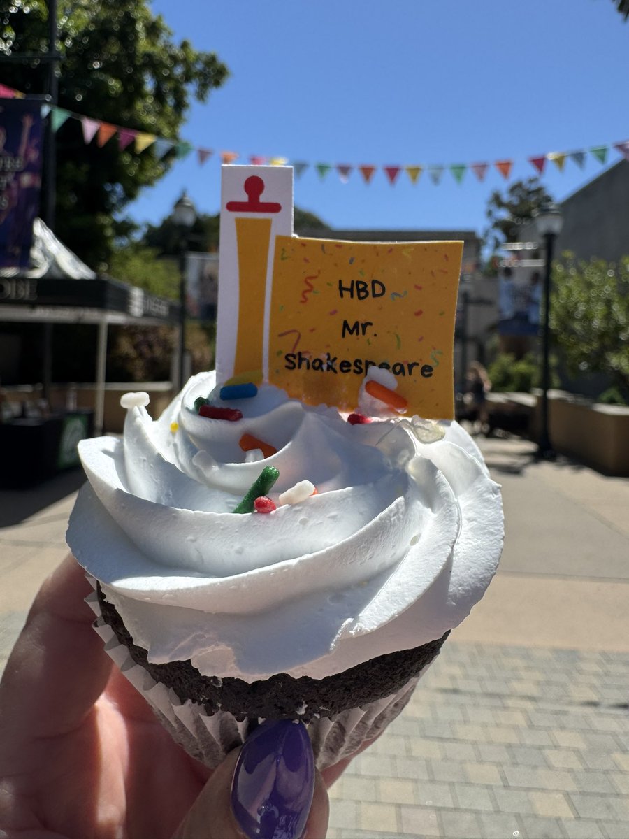NetZeroCafe's tweet photo. #TheOldGlobe #OldGlobe #ShakespearesBirthday #BardsBirthday 🧁 https://t.co/6RnPeN8tkz