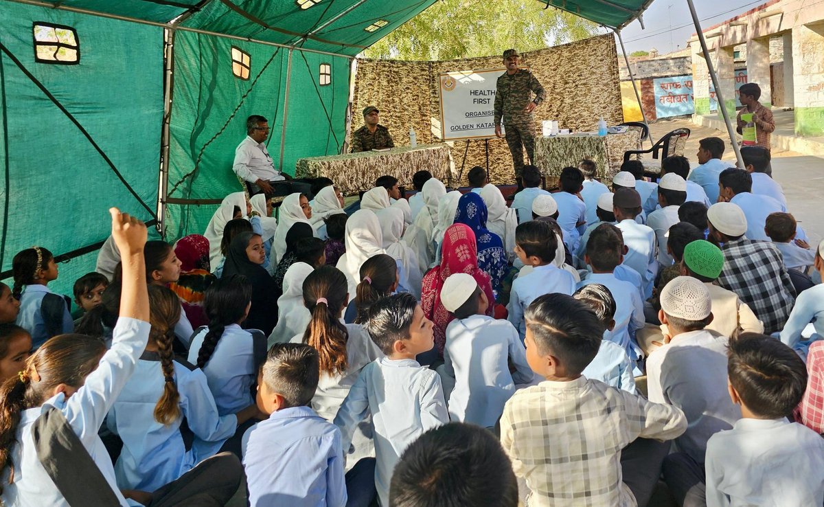 KonarkCorps's tweet photo. #VibrantVillages
#GoldenKatarDivision organised a health awareness campaign for students of Govt School at #Gadra, a border village in #Barmer. A talk on health precautions in summer months & demonstration on providing first aid was given to the children.
@IaSouthern
@adgpi https://t.co/QKTONZY50V