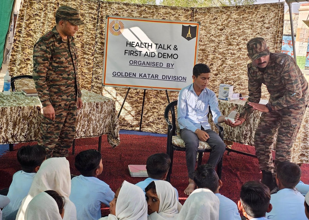 KonarkCorps's tweet photo. #VibrantVillages
#GoldenKatarDivision organised a health awareness campaign for students of Govt School at #Gadra, a border village in #Barmer. A talk on health precautions in summer months & demonstration on providing first aid was given to the children.
@IaSouthern
@adgpi https://t.co/QKTONZY50V