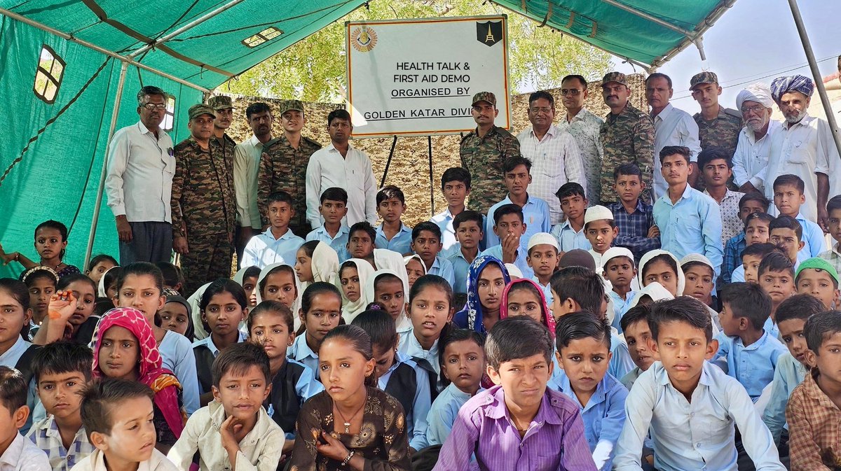 KonarkCorps's tweet photo. #VibrantVillages
#GoldenKatarDivision organised a health awareness campaign for students of Govt School at #Gadra, a border village in #Barmer. A talk on health precautions in summer months & demonstration on providing first aid was given to the children.
@IaSouthern
@adgpi https://t.co/QKTONZY50V