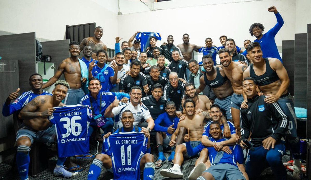 Bombillismo3's tweet photo. Viva Emelec hpt 💙 https://t.co/nhAnPQQU6v