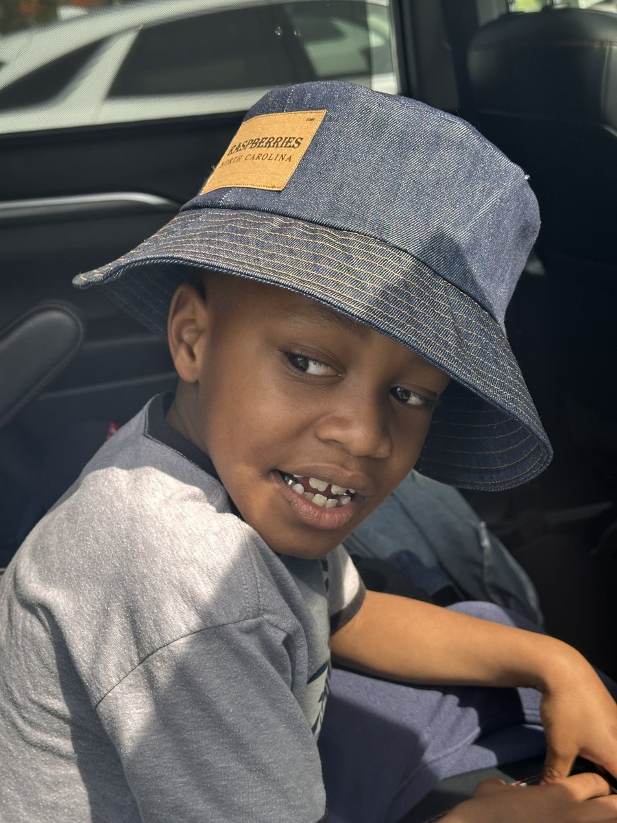 RASPBERRIES BUCKET HAT