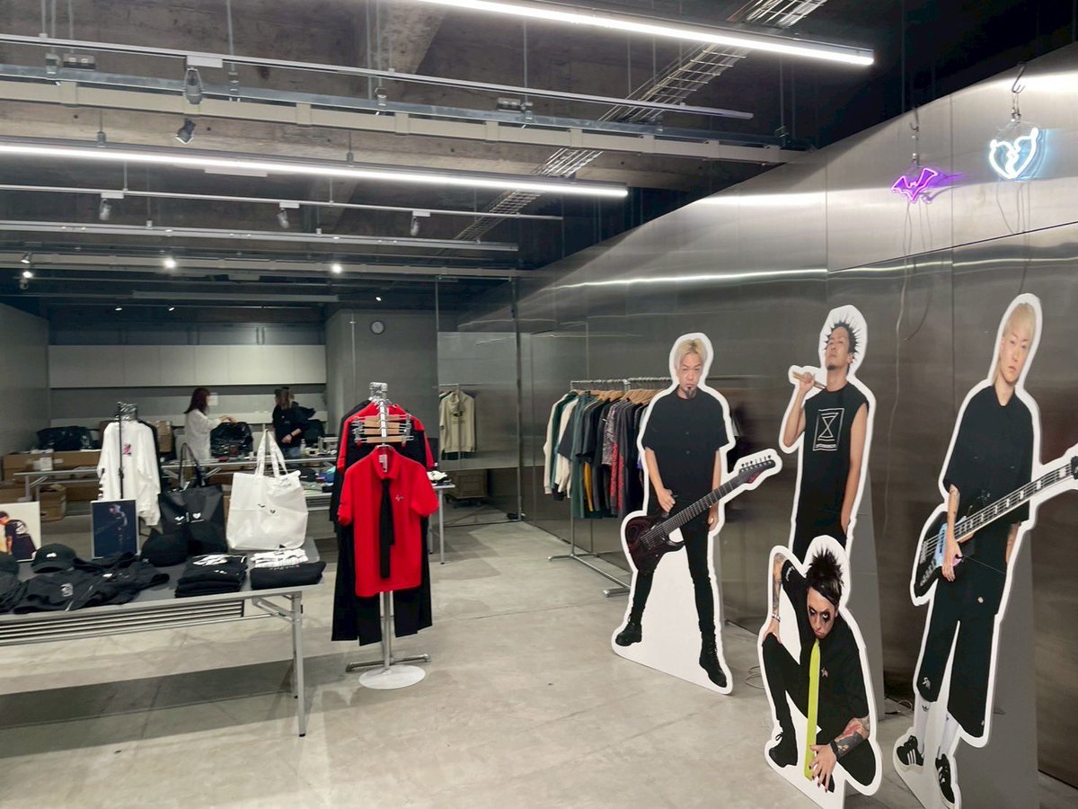SiM_Official's tweet photo. 【SiMxDeviluse POP-UP】
SiMxDeviluse COLLABORATiON 
POP-UP STORE

本日最終日！

•KYOTO•
4/19(土) 13:00-19:00
4/20(日) 10:00-17:00

📍京都市下京区釘隠町248-1

#SiMxDeviluse https://t.co/6cRKEhQoFJ