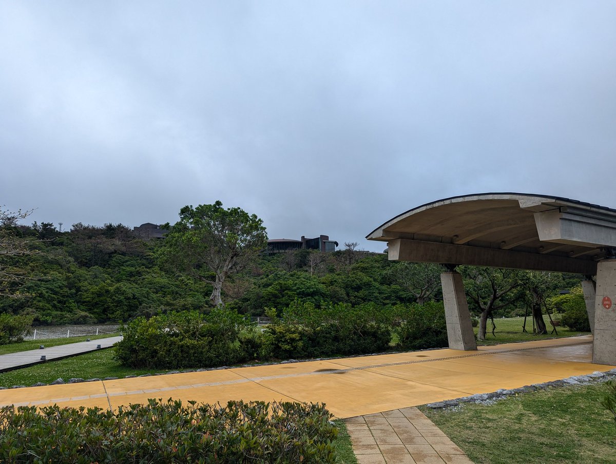 jkamiya5's tweet image. コーダー道場 OIST 来ました！
今日ちょっと曇りだが、池のマイナスイオンで癒された。息子はマイクラ始めました
#CoderDojo