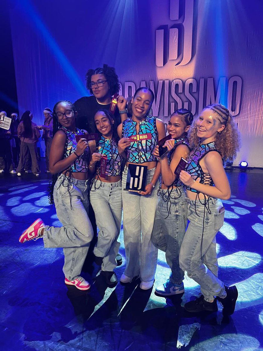 olnic1974's tweet photo. Gwadloup douvan ! 🤩
Félicitations à l’équipe de #danse #hiphop du centre ARTEMA de Basse-Terre qui obtient ce samedi un 1e prix 🥇 « mention Rubis » au concours de danse international #bravissimo2025 à Montréal au Canada. 
Lè I bon, di i bon ! 😉
#Guadeloupe https://t.co/RCw94rPTXm