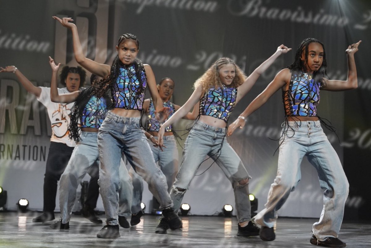 Gwadloup douvan ! 🤩
Félicitations à l’équipe de #danse #hiphop du centre ARTEMA de Basse-Terre qui obtient ce samedi un 1e prix 🥇 « mention Rubis » au concours de danse international #bravissimo2025 à Montréal au Canada. 
Lè I bon, di i bon ! 😉
#Guadeloupe