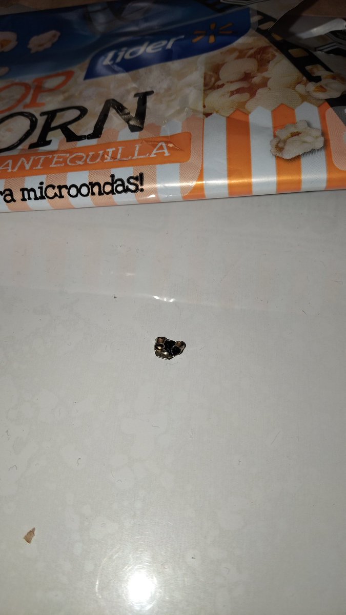 citrobaudi's tweet photo. @LIDERcl Un seguro de aro de mujer estaba dentro de esta bolsa de cabritas. Me di cuenta cuando masque la cabrita y sentí el metal en los dientes!!!!!
Quien se hace responsable de esto??? https://t.co/LXAH6nXMBI