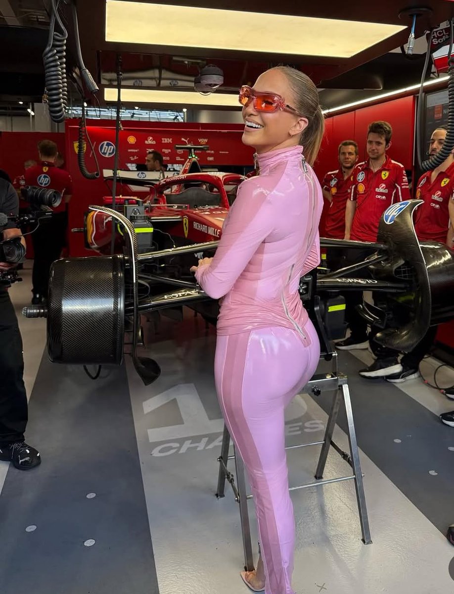 Si Jlo fuera corredora de carreras de la F1, definitivamente sería la más hot de la “Scuderia Ferrari”. 

CC: @jlo