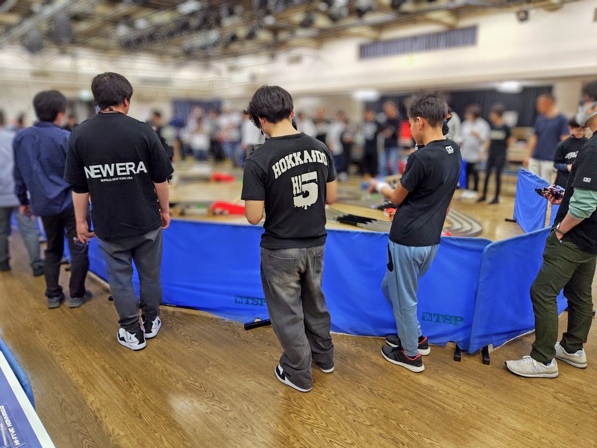 totorotencho's tweet image. 今日は、西区民センターで
ハイファイブさんのミニ四駆大会があります！
約１００名のレーサーが
熱心にマシンを練り上げてます!