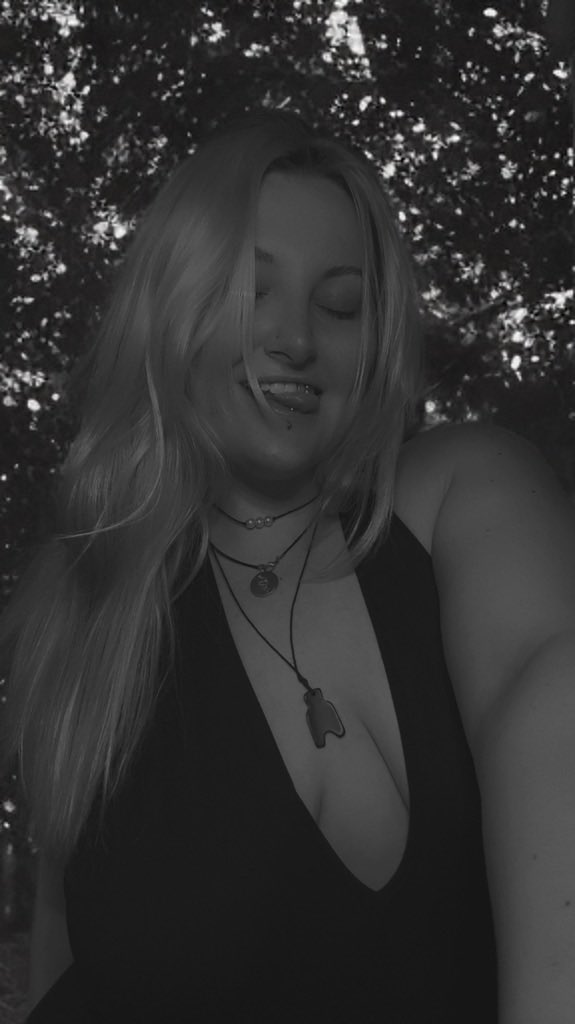lilllbrieee's tweet photo. 𝔩𝔬𝔳𝔢 𝔩𝔬𝔬𝔨𝔰 𝔭𝔯𝔢𝔱𝔱𝔶 𝔬𝔫 𝔶𝔬𝔲 https://t.co/tBDuPCMsgc