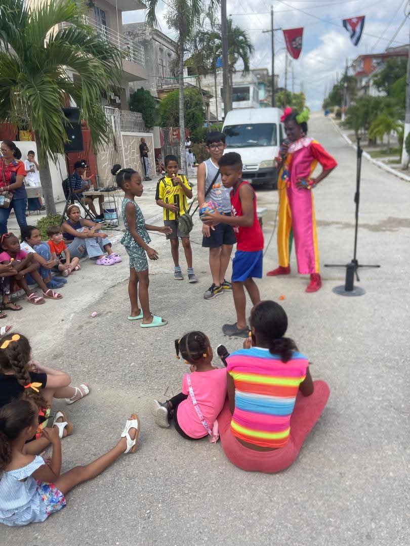 Nuestros niños se divierten en un Plan de la Calle en Acosta, Diez de Octubre. #Cuba #CDRCuba #SomosDelBarrio