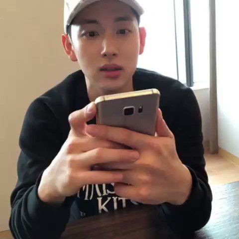 thirdthree_0731's tweet photo. 근데 시완님은 항상 폰만 들면 심각해짐
도대체 폰이랑 무슨 원수를 지셨길래.. https://t.co/WgdsJk503A