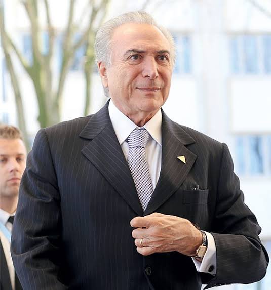 Michel Temer articula nos bastidores um novo golpe com cara de novidade: unificar a direita em torno de Tarcísio de Freitas para 2026, descartando o traste como se o problema fosse apenas a figura e não o projeto. 

Chamam de “Movimento Brasil”, mas o script é velho.