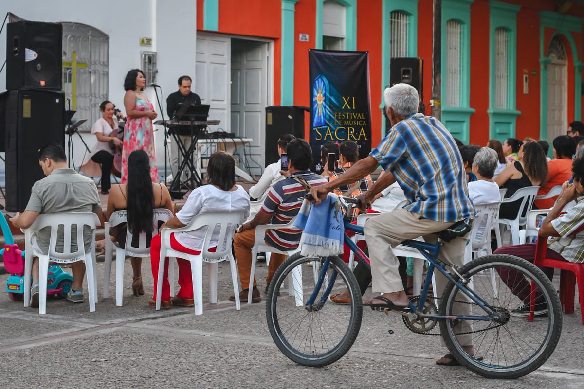 En las puertas de la Parroquia la Natividad de Nuestra Señora de Natagaima, el grupo de cámara Ó'ligar ofreció un concierto que conectó la espiritualidad y el arte. 

Durante la Semana Santa, la música sacra es protagonista de la agenda cultural del Tolima. 🎼🎤