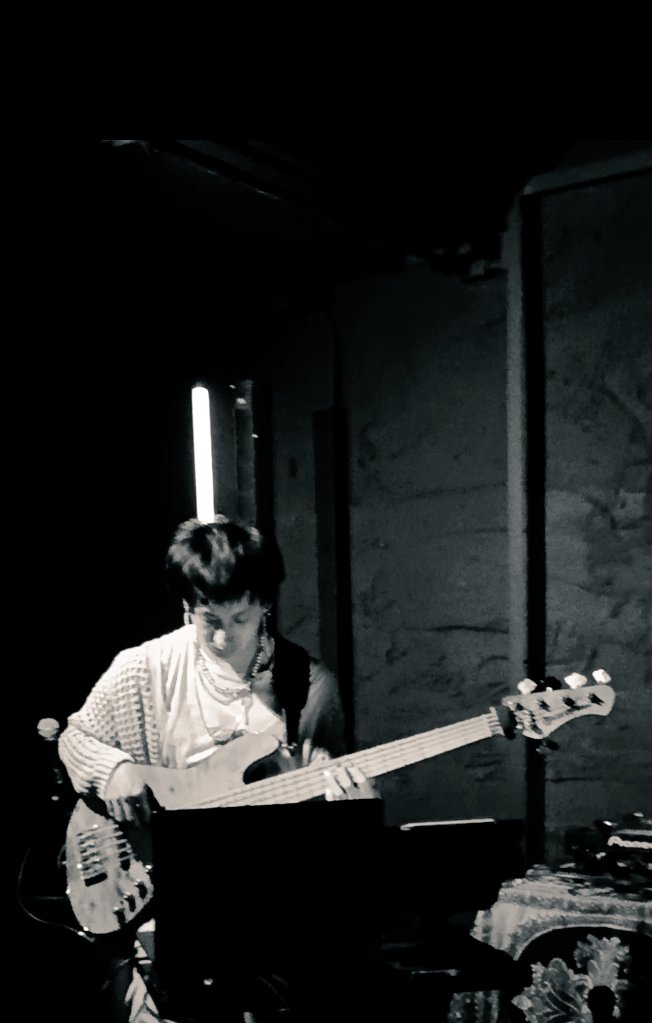 kosa134's tweet photo. 「NIGHT FISH」いつもベースソロあるから楽しみにしてるしROUさんの煽りがふんわりしてて好き
昨日は「ベーステルが何か合わせて弾きます!」だった笑
#telyoshi #ROU https://t.co/offDx1g0Bv