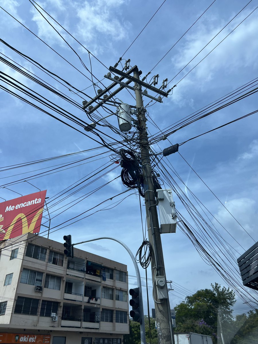 cesarhaleman's tweet photo. @LuisEAlfaroM Deberíamos empezar por soterrar cables https://t.co/vTWFvJAcXg