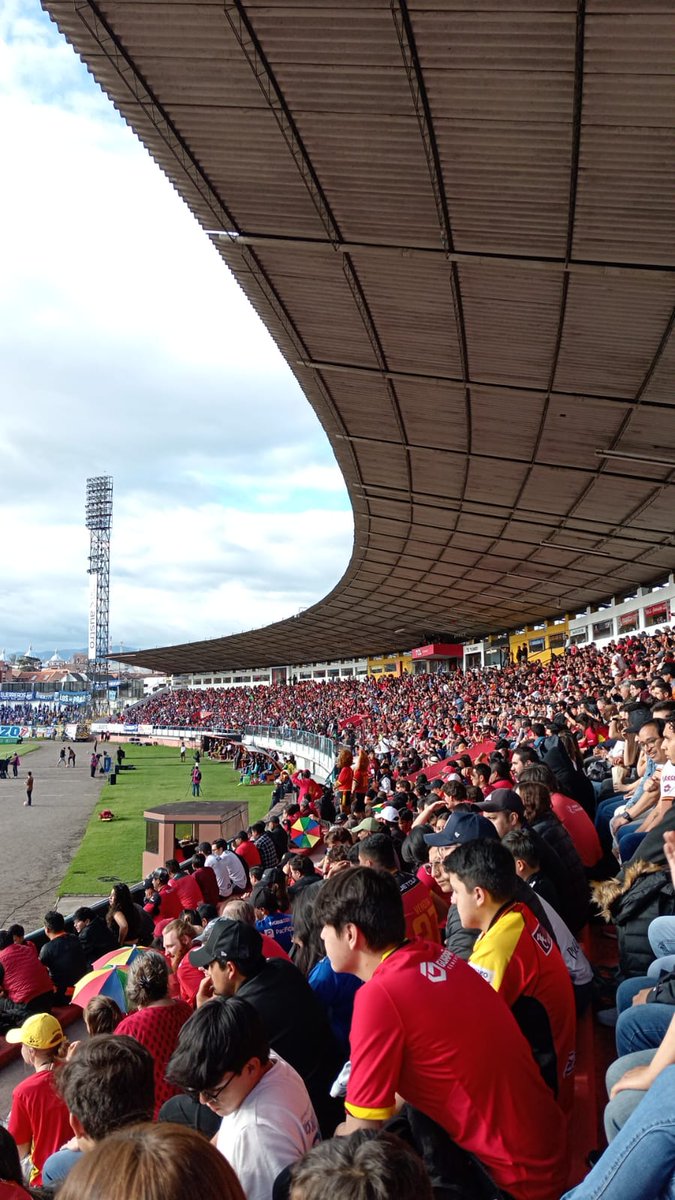 Deportivo Cuenca 0 vs Emelec 1

Terminó el partido y un mamarracho 'hincha' del Cuenca insultaba a los jugadores de 'su equipo' con odio incalculable.
Entiendo la euforia, pero que se pare en la cancha y juegue él a ver si hace algo

¿Pagar $17 e ir a tribuna le da ese derecho?