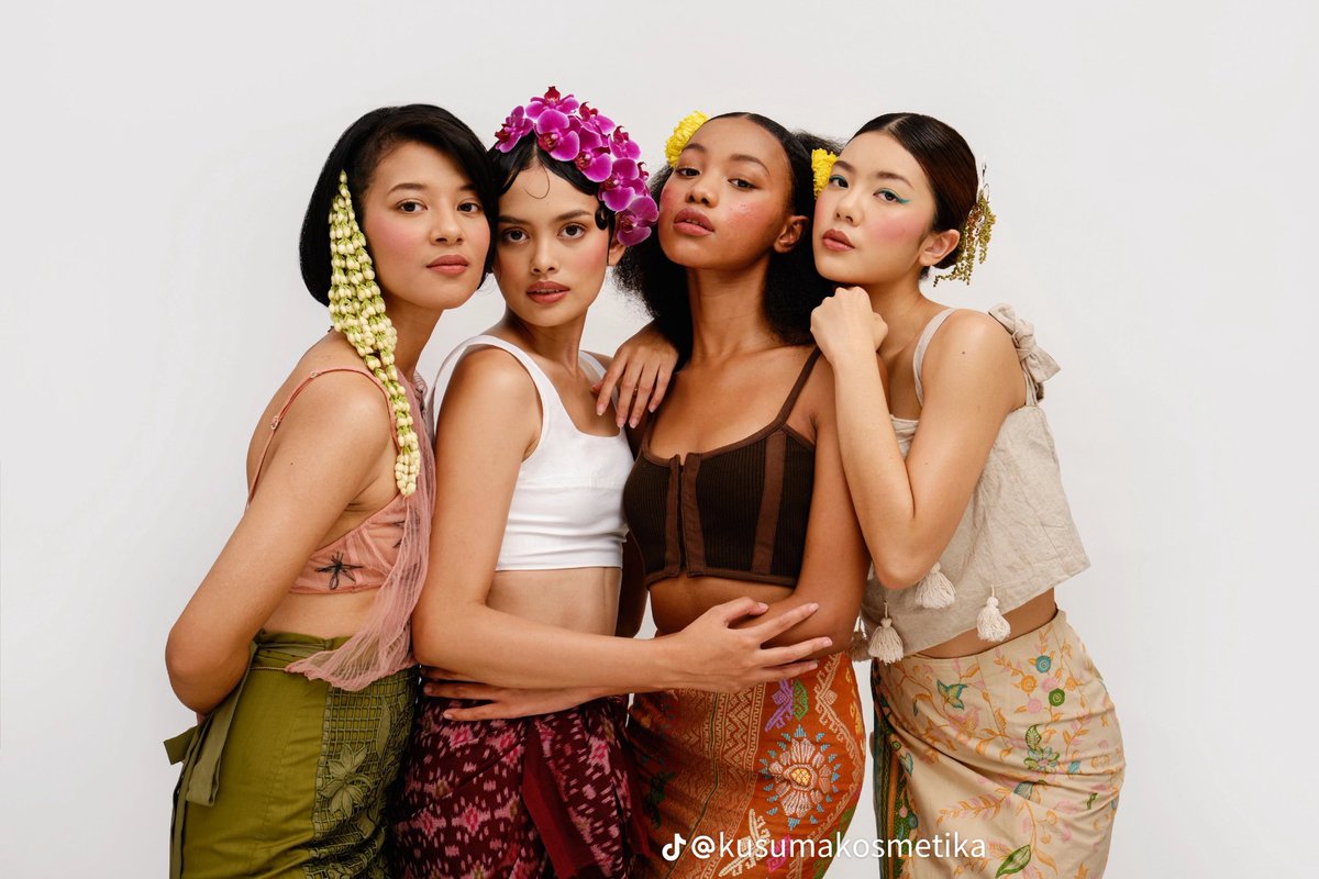 dzaufa_'s tweet photo. Hallo guyss adalah kalian yang pakai atau tahu produk Kosmetika punya  Kusuma Kosmetika yang cantik banget buat kulit Indonesia 😫💗
Aku butuh pendapat kalian buat tugas riset audiens akuu nihh🥺 link formulir nya aku drop di bawah ya #kusumakosmetika #localbrand  #localbeauty https://t.co/6iOwOgyxSX
