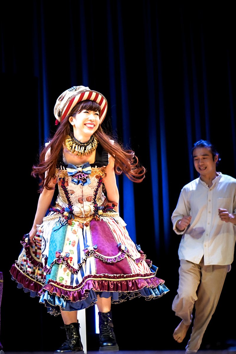 jy_skyadd's tweet photo. 4/19 #野毛大道芸
スペシャルステージ
記念撮影 KANA∞さん

スペシャルステージの素晴らしい照明の元でステキなパフォーマンス。🤩
グランドフィナーレは(私は)初めて聞く曲でした。

#KANA_hoop
#KanaHoop #PerformerKANA https://t.co/sKFFzFhaOo