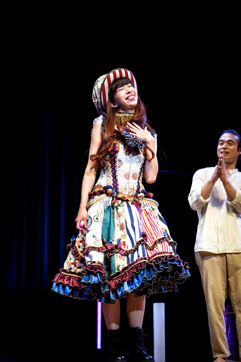 jy_skyadd's tweet photo. 4/19 #野毛大道芸
スペシャルステージ
記念撮影 KANA∞さん

スペシャルステージの素晴らしい照明の元でステキなパフォーマンス。🤩
グランドフィナーレは(私は)初めて聞く曲でした。

#KANA_hoop
#KanaHoop #PerformerKANA https://t.co/sKFFzFhaOo