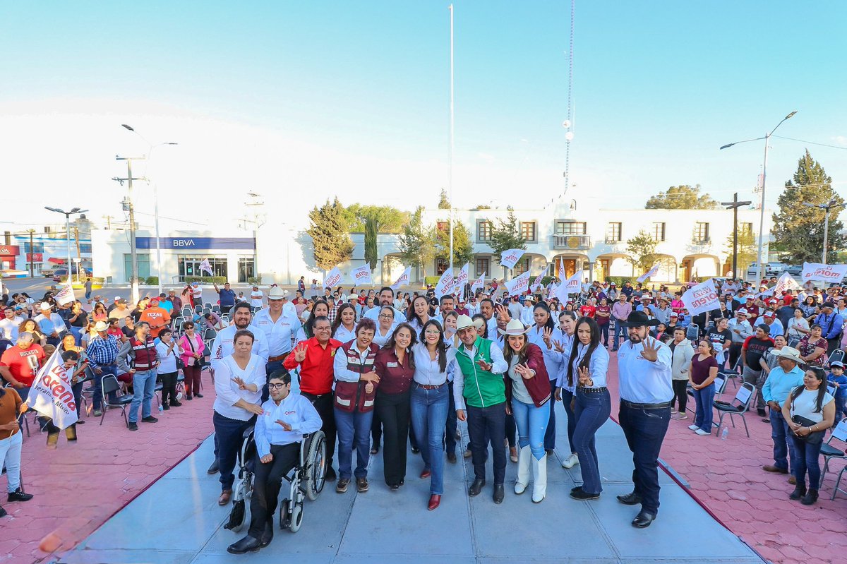 GarciaGaray_L's tweet photo. Arrancamos con fuerza en #NuevoIdeal, acompañando a nuestra próxima presidenta municipal, la Mtra. Norma Ruiz.
La cercanía con la gente, el ánimo y la organización popular son señales claras de que la Cuarta Transformación tendrá continuidad en este gran municipio. https://t.co/bRF58KzoOp