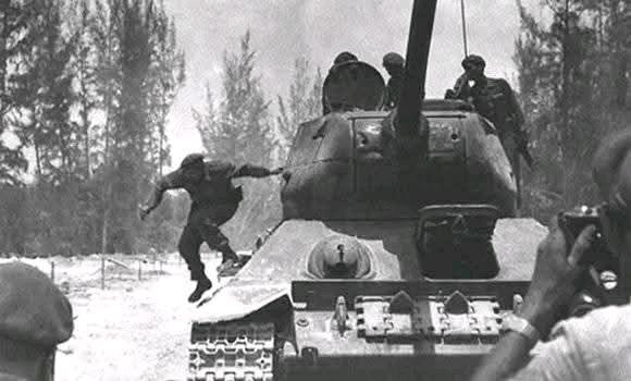 MagalisAcuna's tweet photo. Ell 19 de abril de 1961, Cuba demostró al mundo su voluntad de defender el proceso revolucionario iniciado el 1 de enero de 1959, a 64 años de la victoria de la invasión mercenaria por Playa Girón, seguimos en combate #VictoriaDelPueblo #Azucareros
#CubaViveEnSuHistoria https://t.co/p0Dbr1VNBl