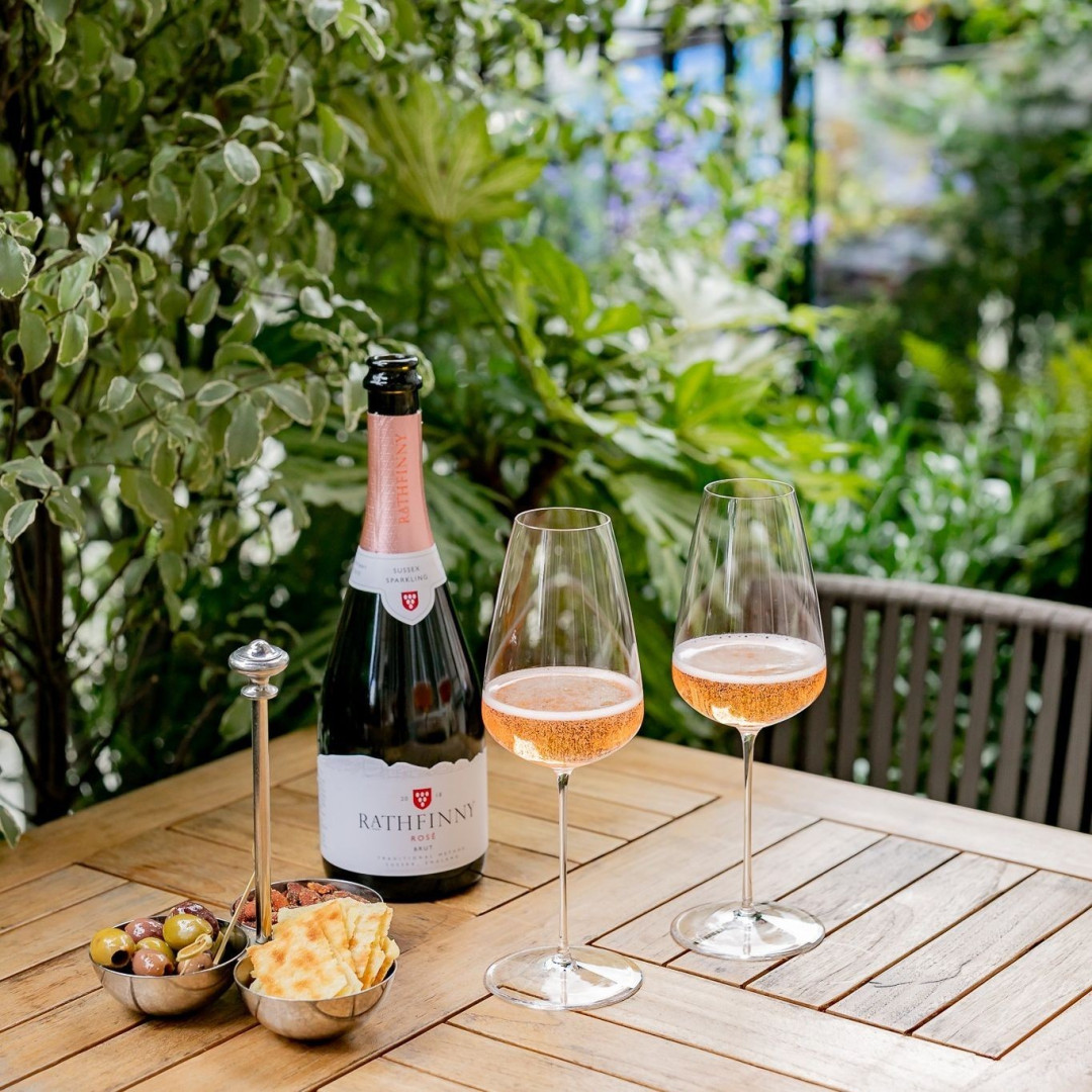 winespiredco's tweet image. 🍇 Discover the artistry of Rathfinny Rosé! Crafted with a blend of Pinot Noir, Chardonnay, and Pinot Meunier, and often with a touch of oak-aged Pinot Noir for color and complexity. 
winespired.co/2idq

#WineSpired #Rathfinny #TraditionalMethod #SussexWine