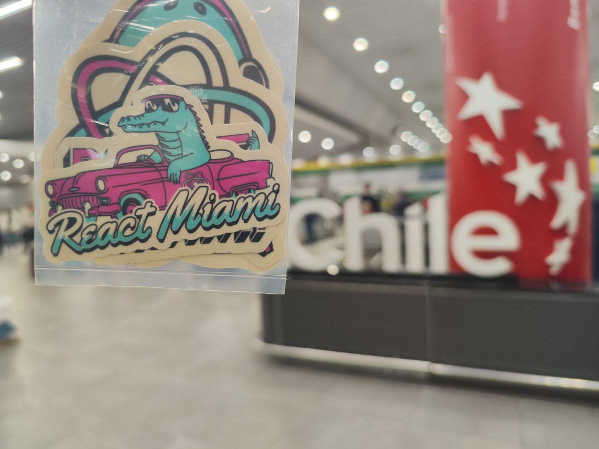 julissarparco's tweet image. Made it to 🇨🇱!
Me, the luggage, and a suspicious amount of @ReactMiamiConf swag.
The gator’s still adjusting.