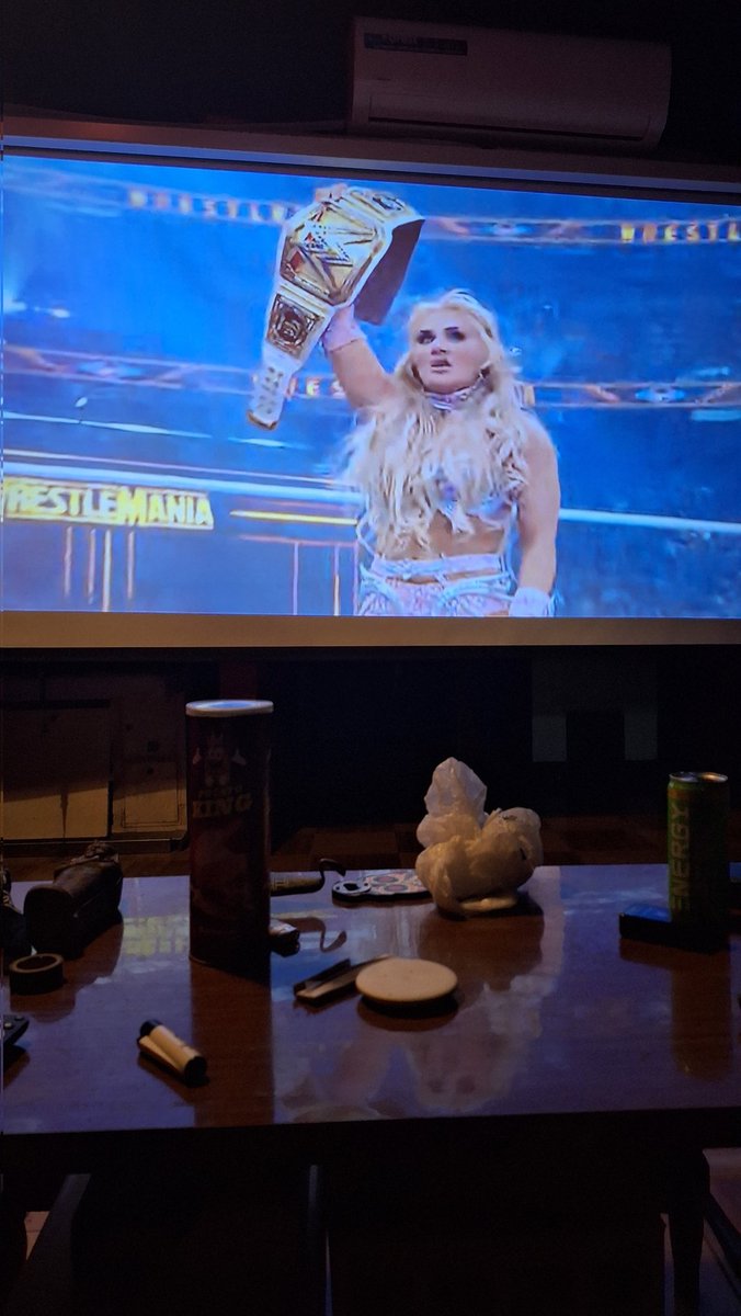 YA ERA HORA ‼️
Al fin algo bueno en la Noche 1 de #WrestleMania 😪