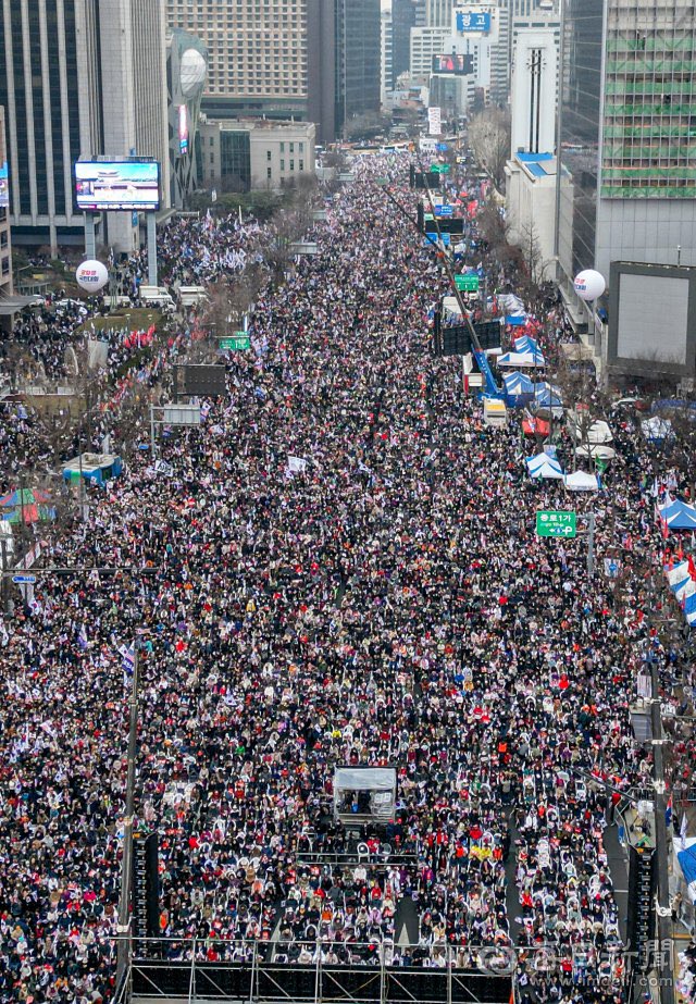 1600만 윤극기와 계몽된 국민 최소 
400만 더하면 2천만명임

- 서울시 인구의 두배를 넘는 숫자고
- 초중고 대한민국 전체 학생수의 네 배에 달함
- 지난 대선 투표자 2/3에 가까우며
- 최고 인기 프로야구단 20년치 관중과 맞먹음

이 여론이 통계주작과 언론장악으로
드럼통 당하고 있음ㅋ 어메이징
