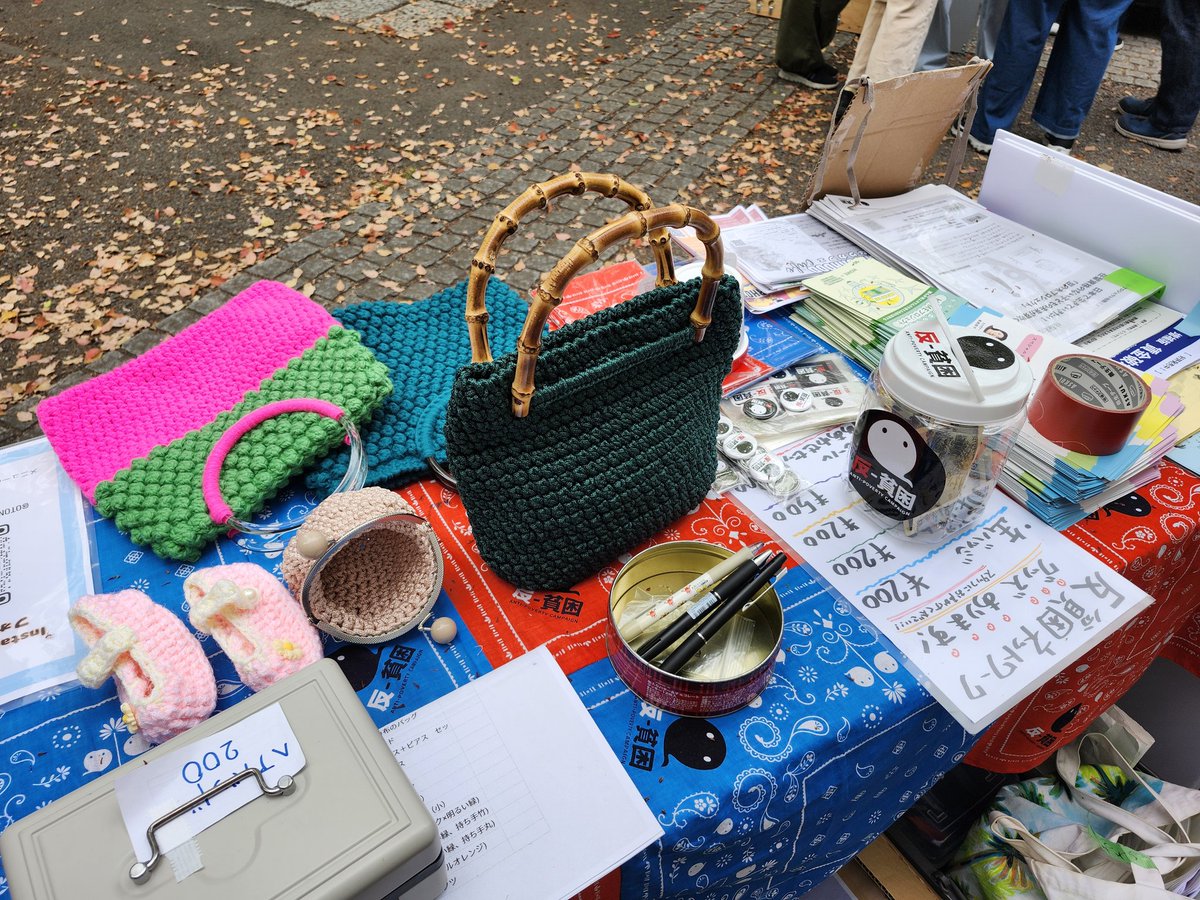 anti_poverty_NW's tweet photo. アースデイ東京2025の2日目は難民の方が作られた手芸品（ウガンダやアフガニスタンなど）を販売しています。#反貧困ネットワーク #アースデイ東京2025 https://t.co/g6taUX6enA