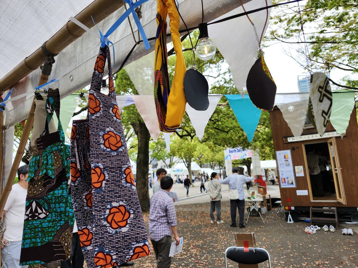 anti_poverty_NW's tweet photo. アースデイ東京2025の2日目は難民の方が作られた手芸品（ウガンダやアフガニスタンなど）を販売しています。#反貧困ネットワーク #アースデイ東京2025 https://t.co/g6taUX6enA
