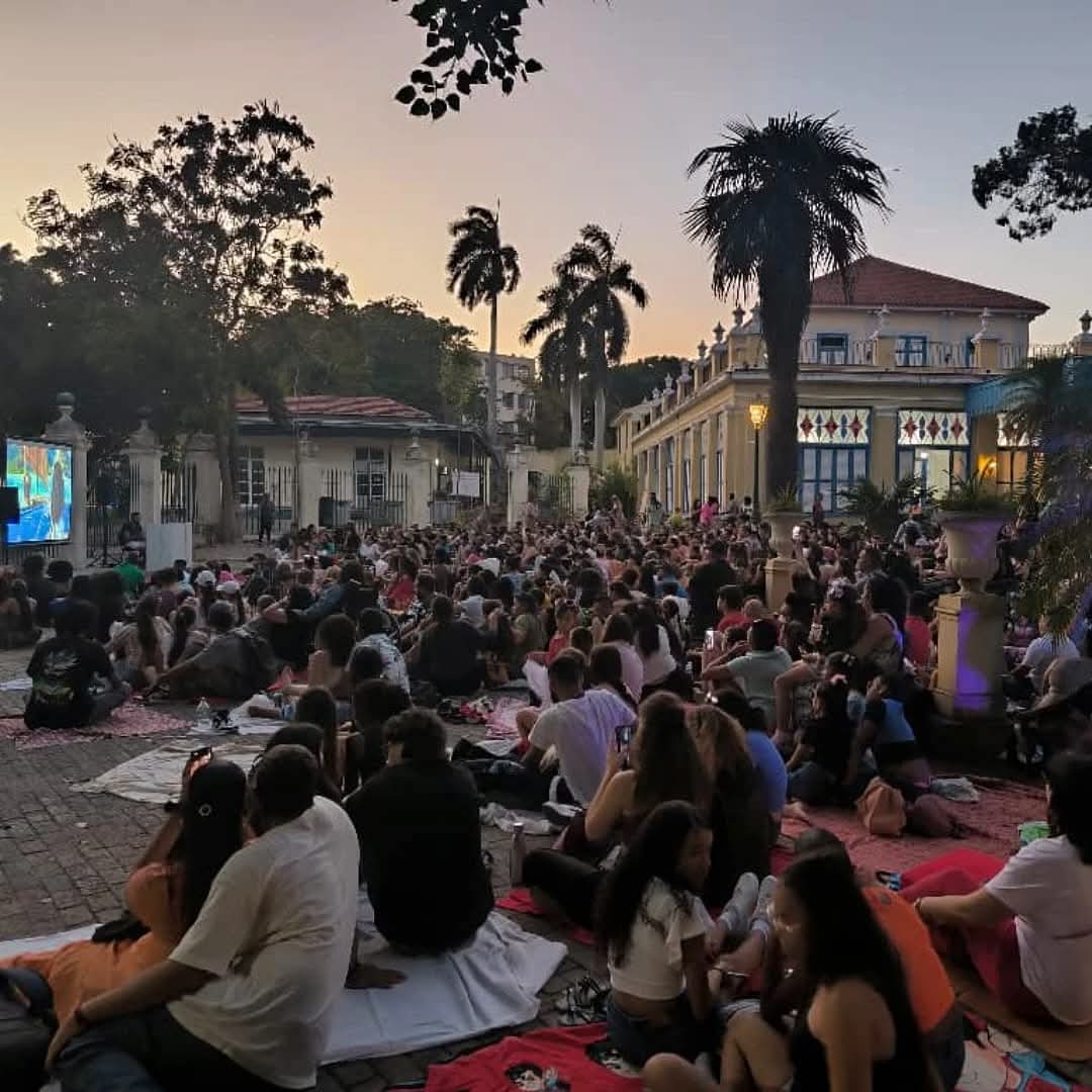 "Cine en el Jardín" se nombra está linda iniciativa de <a href="/QuintaMolinos/">Quinta de los Molinos Jardín Botánico de La Habana</a>, totalmente gratuita, que esperamos se repita pronto. #Cuba #CDRCuba #CineEnElJardín