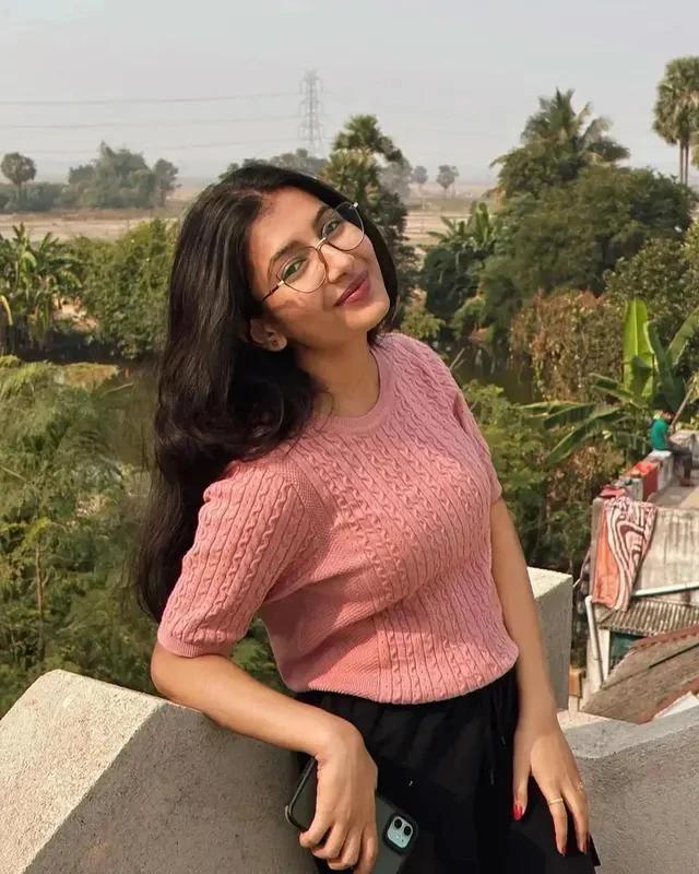 Age :18
Class :12lth 
B'day : 5 july....🥹🫣