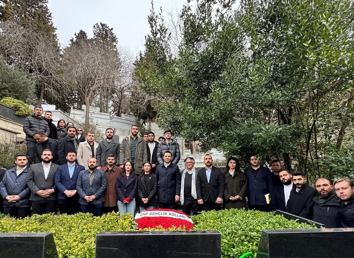 UtkuVarlik's tweet photo. Bedri Baykam geçen günlerde CHP gençlik kollarından, gördüğnüz bir grupu babası Suphi Baykam'ın mezarına götürdü; ne yazık bu gençler burada yatanının binlerce emekli, yetimin paralarını dolandırdığını bilmeden! https://t.co/AOckiZ30a9