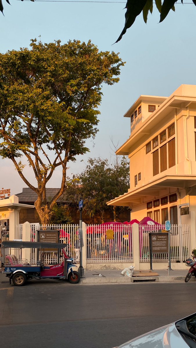 napattun's tweet image. 🍃🌞บางลำพู จากย่านชุมชนที่พัฒนามาเป็นย่านการค้าสำคัญในพระนคร เป็นแหล่งห้างร้านชั้นดี รวมไปถึงแหล่งมหรสพที่ครึกครื้น อีกสิ่งที่ตามมาด้วยคือกลายเป็นแหล่งงานฝีมือต่าง ๆ ไม่ว่าจะเป็นเครื่องทอง เครื่องถม งานแทงหยวก หรืองานปักชุดโขน ล้วนเป็นงานฝีมือขึ้นชื่อของย่านนี้
#ร้านค้าxfacade