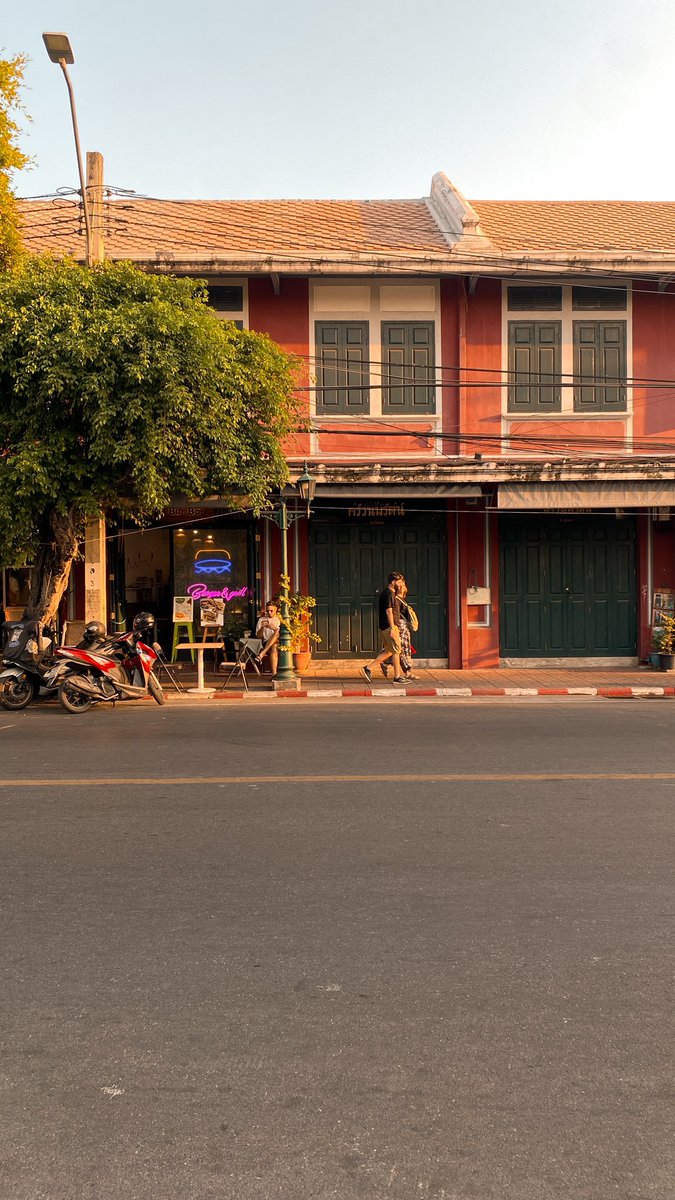 napattun's tweet image. 🍃🌞บางลำพู จากย่านชุมชนที่พัฒนามาเป็นย่านการค้าสำคัญในพระนคร เป็นแหล่งห้างร้านชั้นดี รวมไปถึงแหล่งมหรสพที่ครึกครื้น อีกสิ่งที่ตามมาด้วยคือกลายเป็นแหล่งงานฝีมือต่าง ๆ ไม่ว่าจะเป็นเครื่องทอง เครื่องถม งานแทงหยวก หรืองานปักชุดโขน ล้วนเป็นงานฝีมือขึ้นชื่อของย่านนี้
#ร้านค้าxfacade