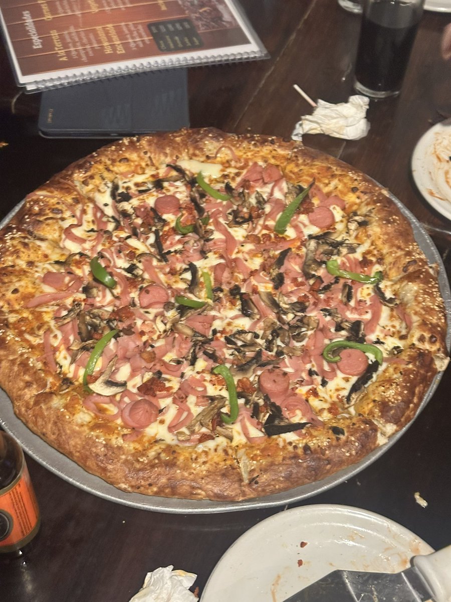 AndresFerral's tweet photo. aquí cenando unas ricas pizzas 👌🏻👌🏻 https://t.co/FUNGZiJpd1
