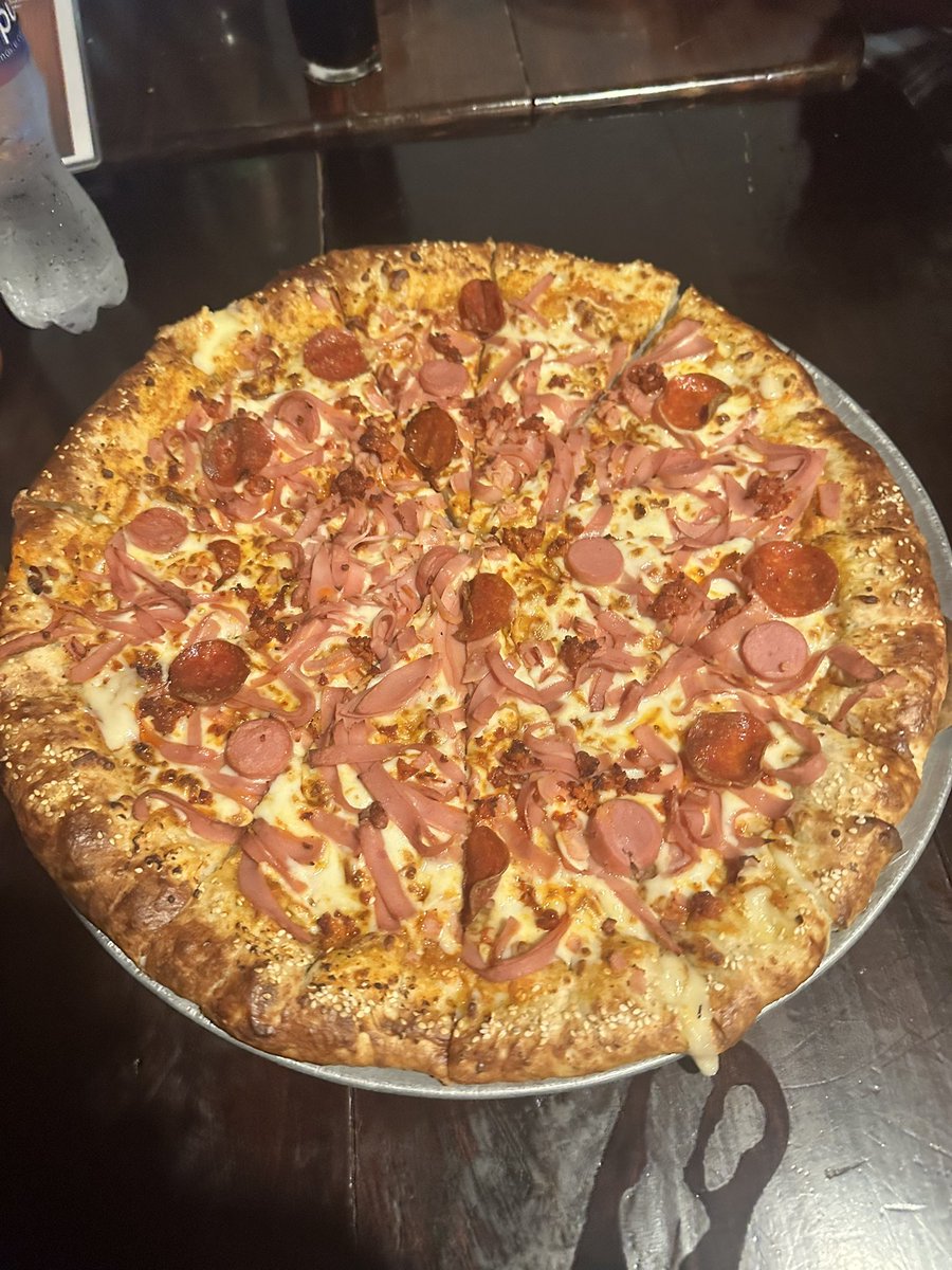 AndresFerral's tweet photo. aquí cenando unas ricas pizzas 👌🏻👌🏻 https://t.co/FUNGZiJpd1