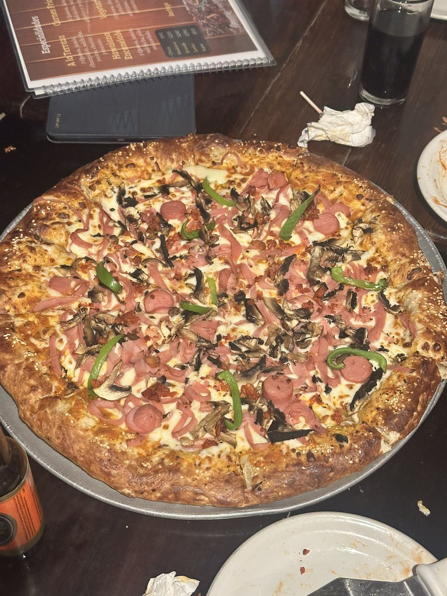 AndresFerral's tweet photo. aquí cenando unas ricas pizzas 👌🏻👌🏻 https://t.co/FUNGZiJpd1